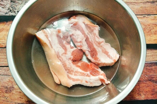 Người Việt nên bỏ ngay thói quen rửa thịt theo cách này vì sẽ làm tăng nguy cơ nhiễm khuẩn