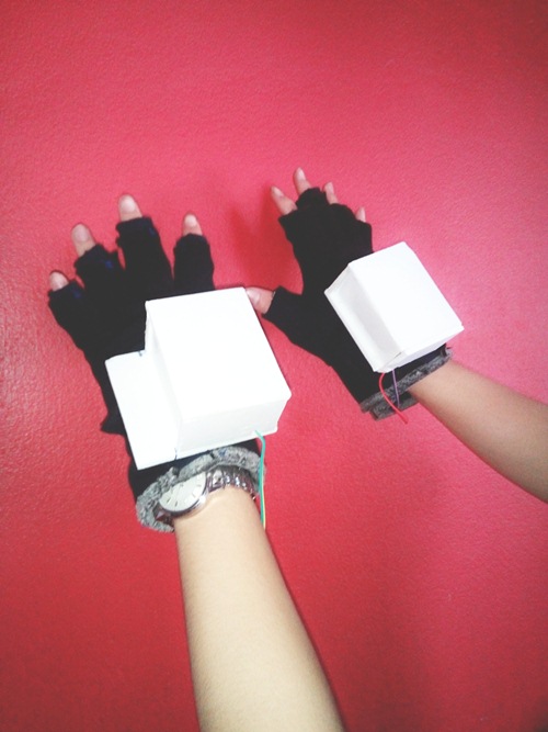 Học sinh cấp 3 chế “găng tay thông minh” cho người khiếm thị - 4