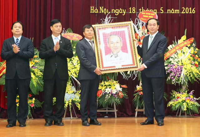 
Chủ tịch nước Trần Đại Quang tặng bức tranh chân dung Chủ tịch Hồ Chí Minh cho Viện Hàn lâm Khoa học xã hội Việt Nam. Ảnh: Nhan Sáng-TTXVN

