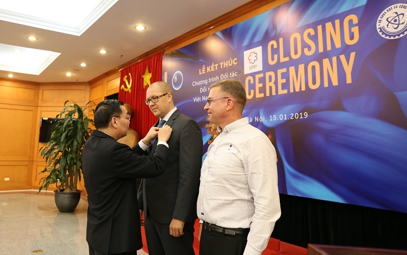 Bộ trưởng Bộ KH&CN Chu Ngọc Anh trao kỷ niệm chương cho ông Marko Saarinen, Tham tán Đại sứ quán Phần Lan tại Việt Nam, đồng Trưởng ban chỉ đạo IPP2 và ông Lauri Laakso, Cố vấn trưởng Chương trình IPP2. Ảnh: Bảo Như